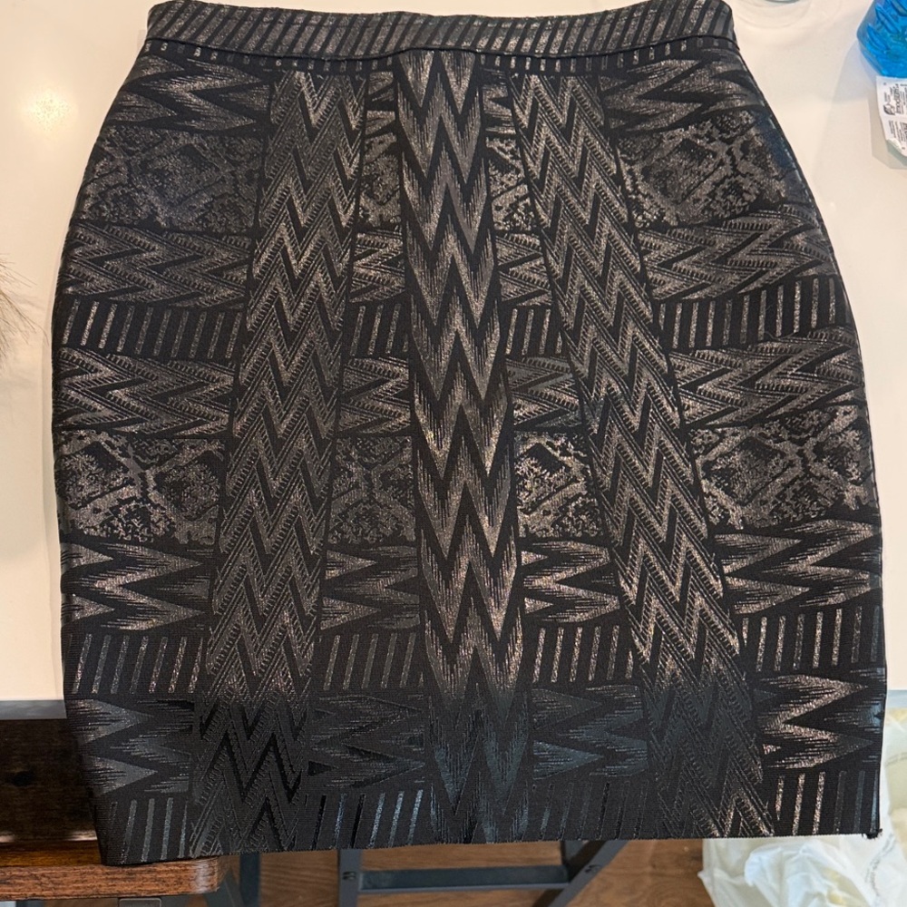 NEVER WORN Size Small Elegant Black Patterned Skirt